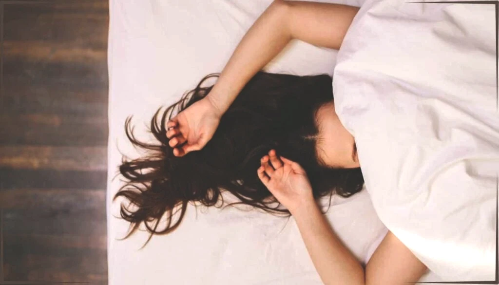 the-location-of-the-hands-while-sleeping-reveals-your-true-1024x585.jpeg