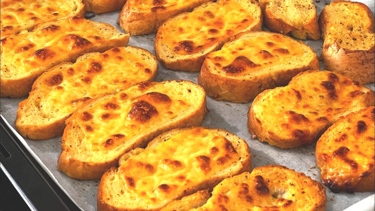 Yumurtalı ekmek yağlı geliyorsa bu tarifi deneyin! Fırında yapılıyor, sofraya oturan bitirmeden kalkmıyor