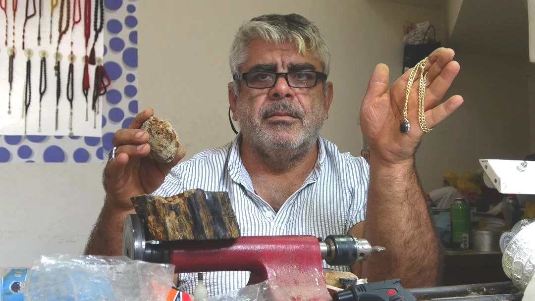 Gramı altınla yarışıyor: Önce izini sürüyor, sonra tek tek seçip toprak altından çıkarıyor! 1